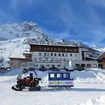 Hirlanda Hotel 4*